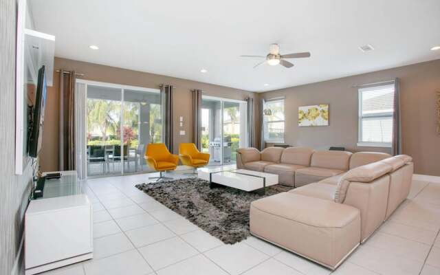 Stylish Family Home Sleeps 22 Enc101