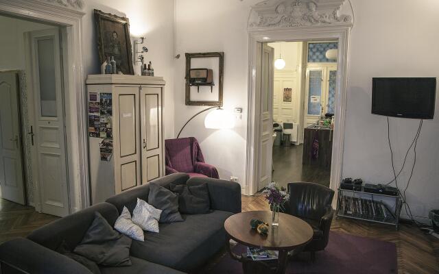 Baroque Hostel & Coworking