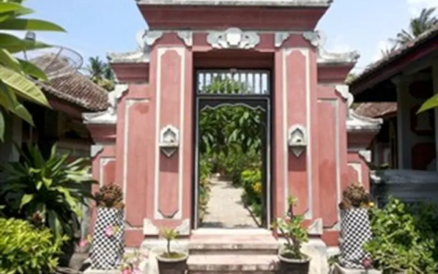 因陀罗普拉酒店(Indra Pura Hotel)