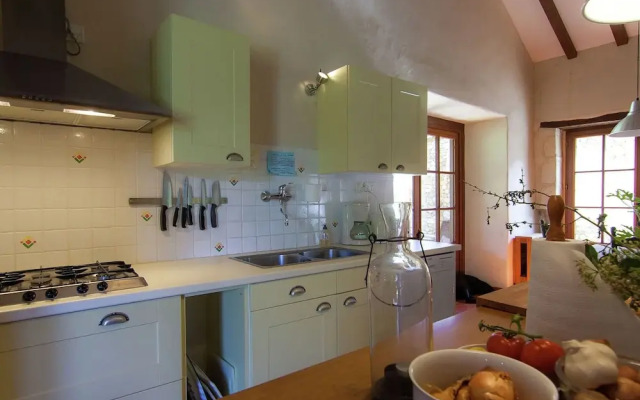 Marvelous Holiday Home in Issac With Swimming Pool