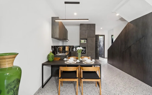 Sunny Nelayan Villa by Betterplace