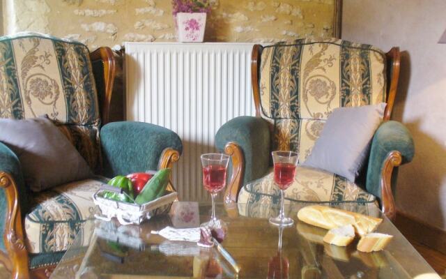 House With 2 Bedrooms in Les Eyzies-de-tayac-sireuil, With Enclosed Ga