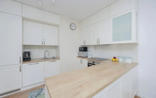 Apartment With Parking by Renters