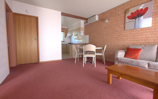 Blue Whale Motor Inn & Apartments