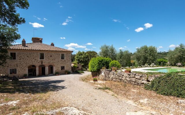Secluded Apartment in Rapolano Terme with Garden