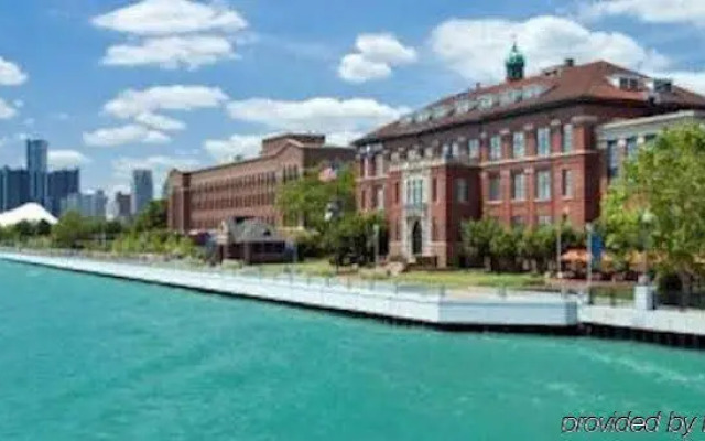 Roberts Riverwalk Urban Resort Hotel