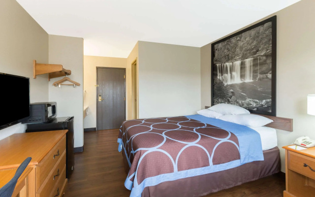 Super 8 by Wyndham Radcliff Ft. Knox Area