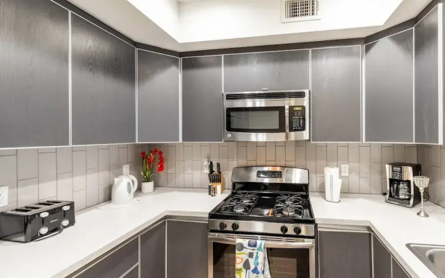 Fully Furnished 3br Apartment On Poinsettia Pl 3 Bedroom Apts by RedAwning