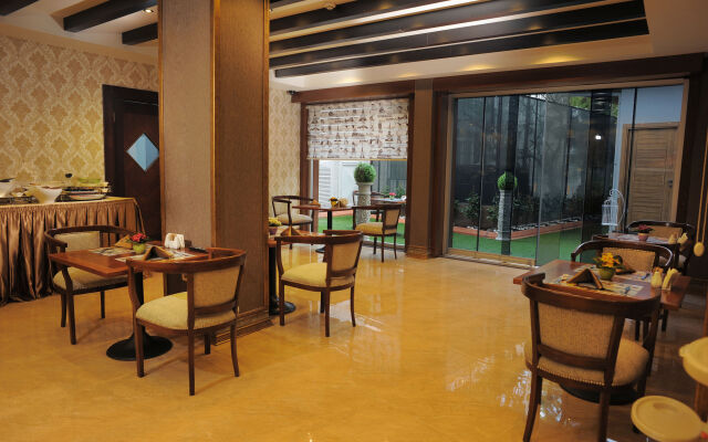 Golden Lake Hotel