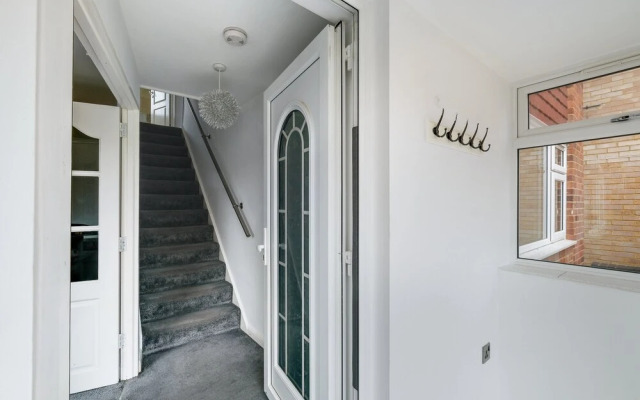 Elegant 5 Bed Home with Garden- Slough