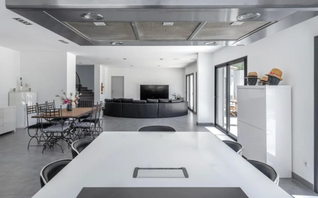 Villa With Heated Swimming Pool spa gym and Cinema