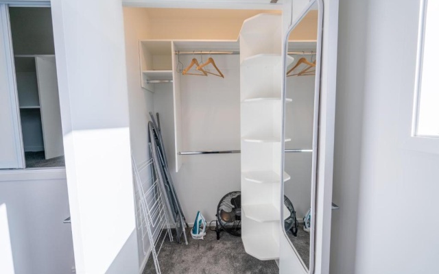 King bed on Hagley Park corner in the CBD – Guest Rooms – Christchurch