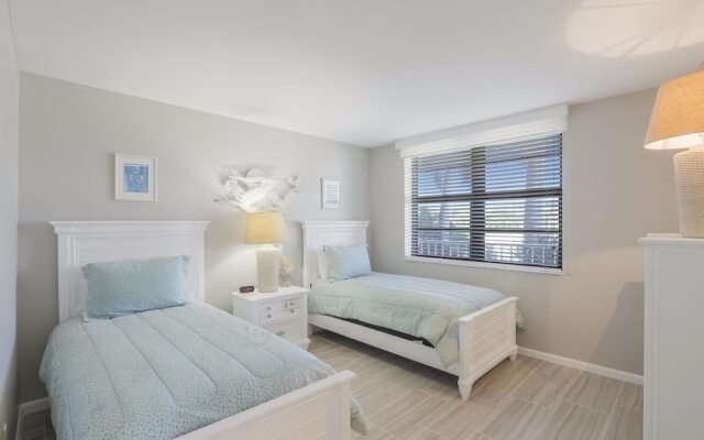 Ideal Beachfront Condo With Pool and two Balconies