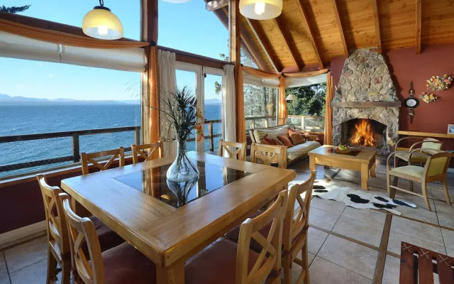 Great 3 Bedroom Home on the Lake Shore H50