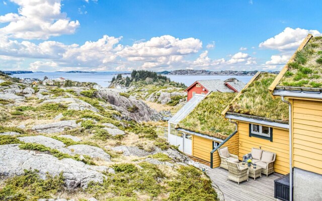 Stunning Home in Bekkjarvik With 3 Bedrooms and Wifi