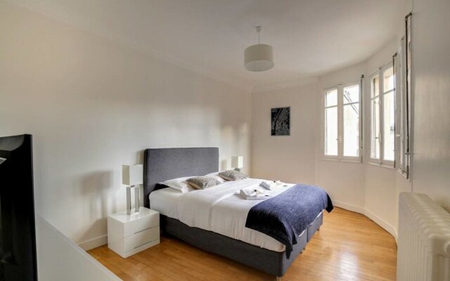 Spacious and Bright Apartment in Levallois