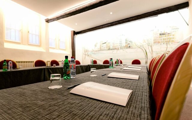 Le Phenix Hotel