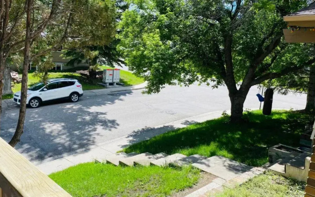 Cozy basement suite-溫馨小屋 designated parking