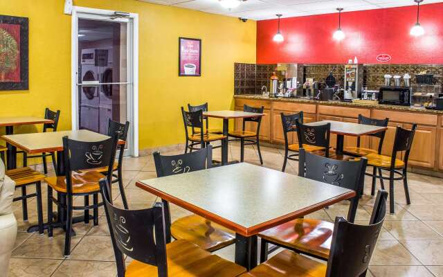 Econo Lodge Inn & Suites Walnut