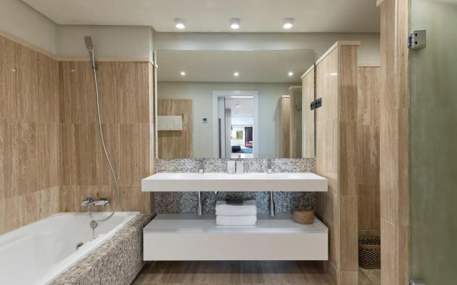 Stunning Modern Apt Frontline beach - RDR206