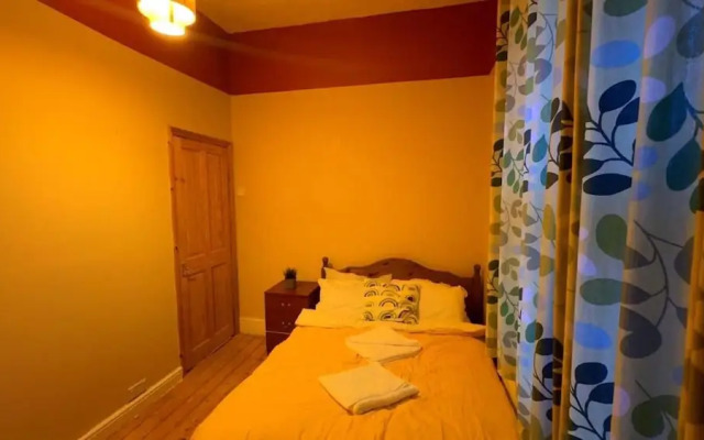 Spacious House- Parking, Garden & Central Location