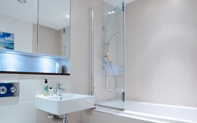 Cosy 1 Bedroom South West London Apartment by River