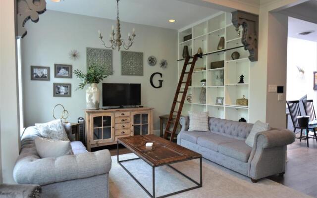 Penthouse Level, Stunning Wrigley Stay