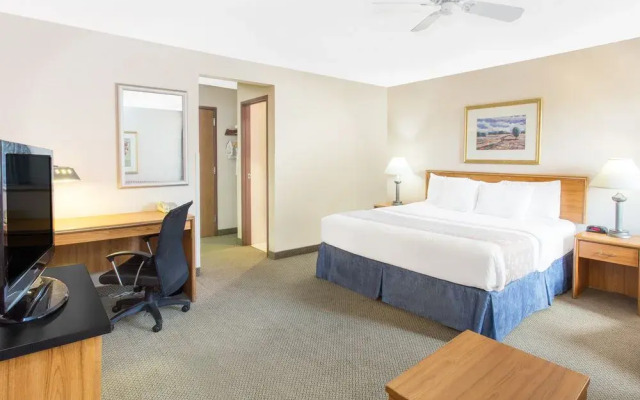 Baymont Inn & Suites Davenport