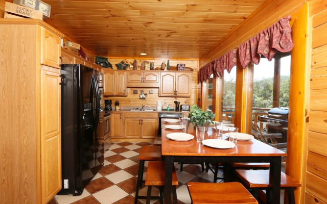 Family Valley Lodge - Six Bedroom Cabin