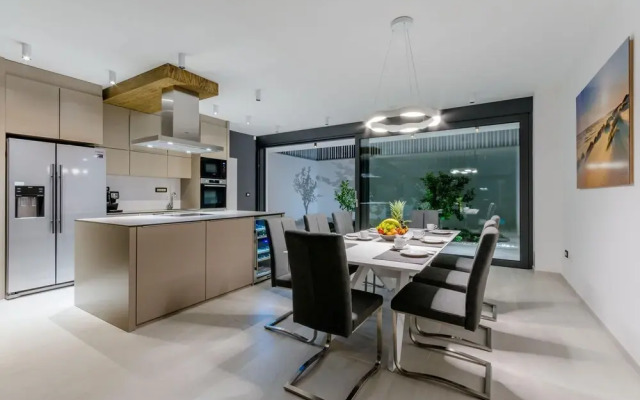 Luxury Villa Pax With Heated Infinity Pool, 8 Sleeps