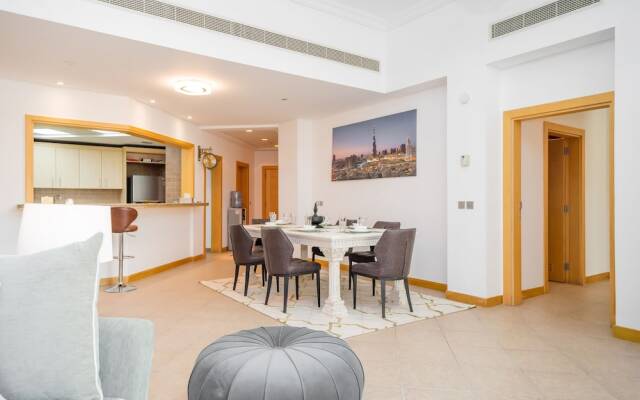 Luton Vacation Homes - Shoreline Apartment with Beach access