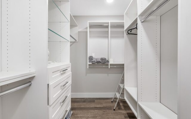 Mountain & Ocean View in Gorgeous Home by Elevate Rooms