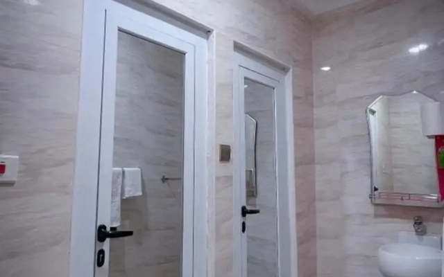 House - Sleeps 10 - Parking - Airport Close
