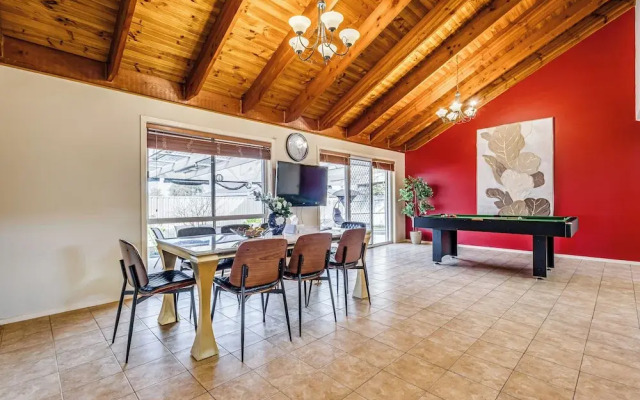 StayAU 4BR Lakeside Retreat in Seabrook