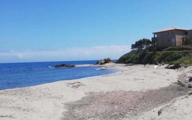 Studio les pieds dans l'eau vue sur mer