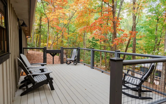 Bigfoots Retreat 2 Bedroom Chalet by RedAwning