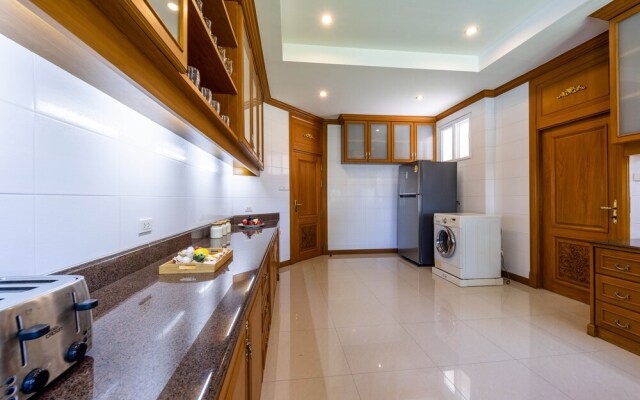 Luxury 6 Bed Mansion - CAS