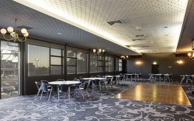 Skyways Hotel Airport West