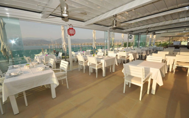 Alesta Yacht Hotel