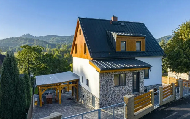 Spacious Villa With Swimming Pool