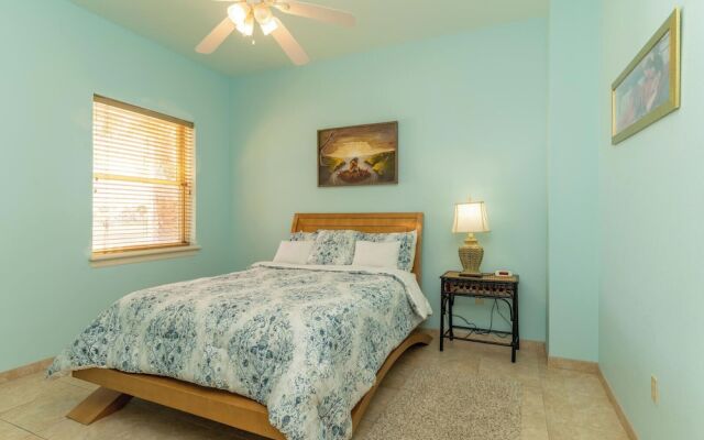 Poolside Condo, Sleeps 8, Only 1 Block From Beach!