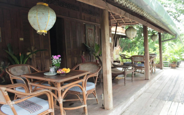 Thai Teak House Garden Homestay
