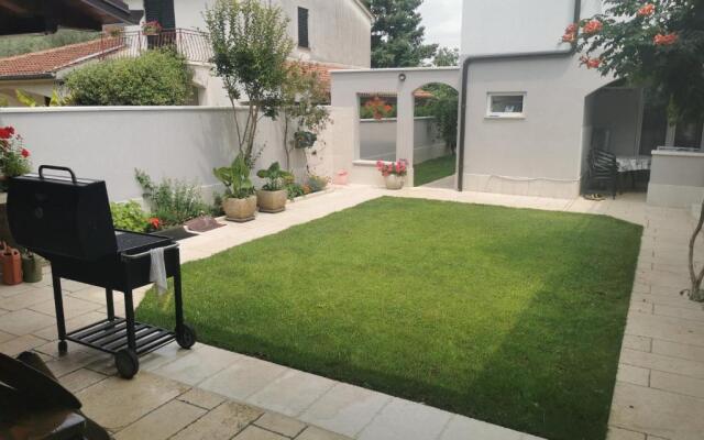 Apartment Slisko with Terrace and Garden