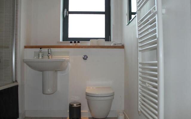 House of MoLi - Commercial Road Apartments