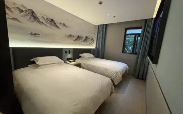 Tuke Light Hotel (Liangcheng Park Branch, North Station Road, Shanghai)
