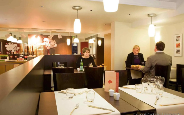 Отель Mermoz Paris Le Bourget