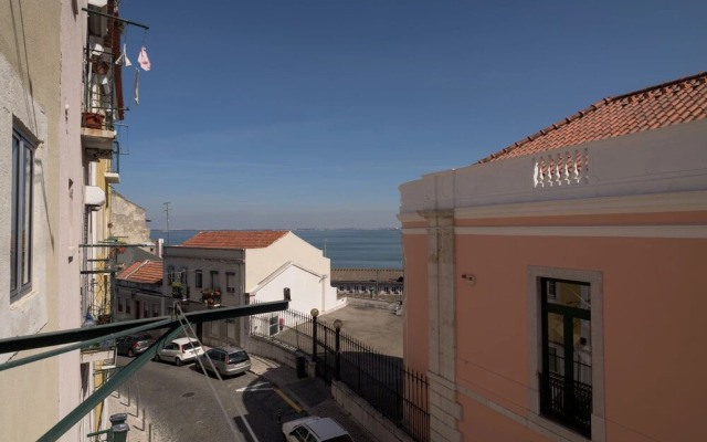 Spacious Alfama Apartment + Free Pickup, By TimeCooler