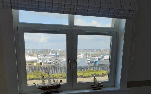 Marina View, Lovely Upper 3 Bedroom Apartment