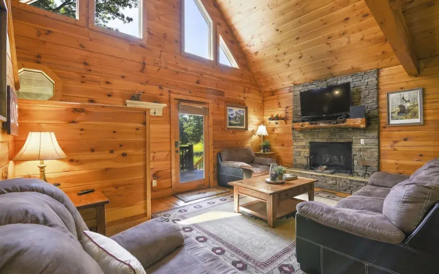 Mountain Serenity 2 Bedroom Cabin by RedAwning
