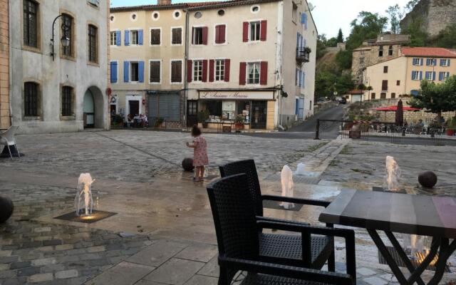 Entre l'église et la place